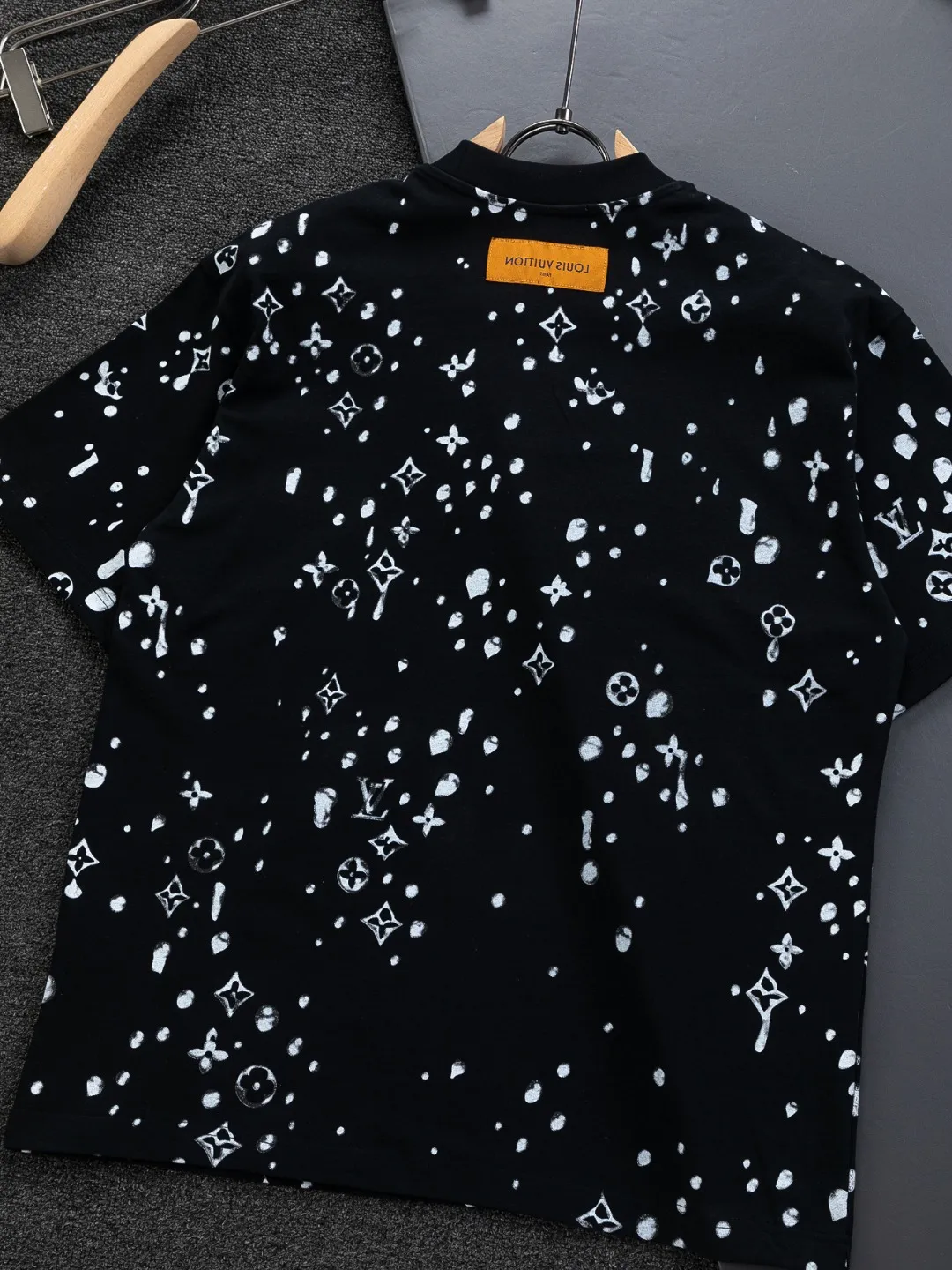 🅿️200 Louis Vuitton 1V LV lv slightly wide version S-XL LV 26ss new products are available at counters simultaneously. Multiple craftsmanship. Gold thread jacquard checkerboard letters on the chest🪡 embroidery. Round neck short-sleeved T-shirt, same style for men and women! Consigned to one-to-one creation. Synchronized with the official website, pure cotton fabrics at the counter! It is close to the skin and comfortable, durable and easy to wear. It has a classic and simple logo design and meticulous original craftsmanship. Short-sleeves, a must-have item for men, do not appear to be the same for the general public, but must be unique and eye-catching. This LV short-sleeve is all about quality, comfort, the same shape and fashion as always, including fabrics and cutting techniques. All of them have been made with great effort! 320 grams of washed pure cotton fabric, pure cotton is breathable, very refreshing and comfortable for daily wear. The rib knitting on the neckline is smooth and tight, and the neckline will not be skewed if you toss it at will. The loose version, you will find that it looks really good on the upper body. The overall is minimalist and neat, super versatile for daily use! Pair it casually with a pair of pants for a youthful look. A T-shirt will make your outfit crazy. It is a fashionable item that can never go wrong! Color: Black White Size: S-XL Size chart: S: Shoulder width 50-Bust 56-Length 70 M: Shoulder width 52-Bust 57-Length 72 L: Shoulder width 54-Bust 59-Length 74 XL: Shoulder width 56-Bust 62-Length 76